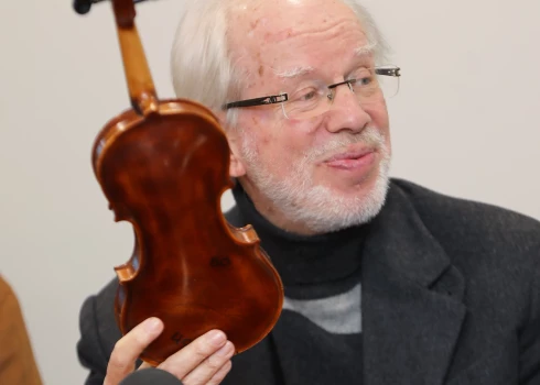 Gidons Krēmers muzejam Latvijā dāvina unikālu vijoli