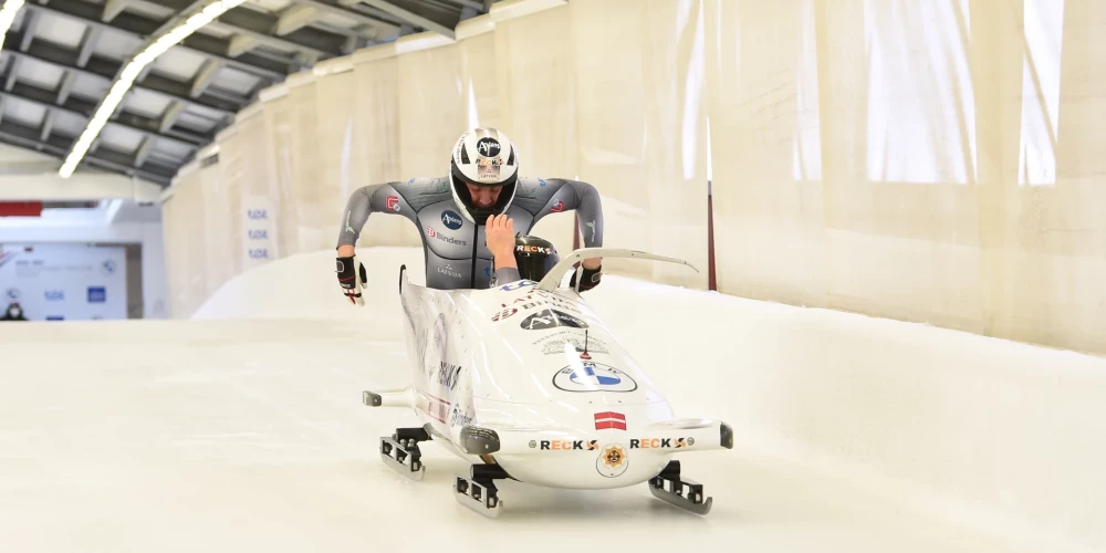 Bobslejs ir ziemas sporta veids, kurā komandas uz ātrumu ar kamanām dodas lejā pa īpašām bobsleja trasēm. Modernai trasei jābūt 1200-1300 metrus garai, ar vismaz 15 līkumiem. Ātrums trasē var sasniegt pat 140 km/h. Bobslejs pirmo reizi norisinājās 1884. gadā, Sanktmoricā, Šveicē, kur arī mūsdienās ir bobsleja trase.