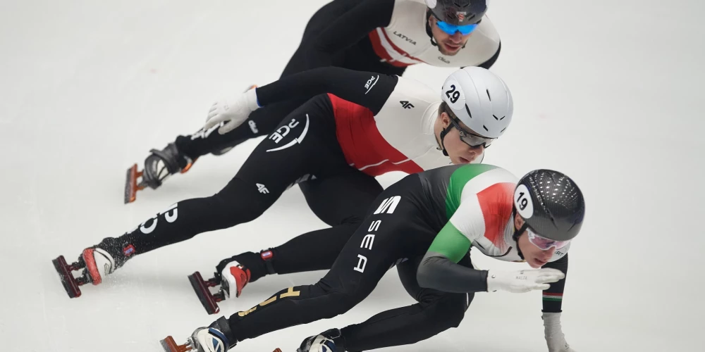 Šorttreks ir ziemas sporta veids, kurā sportists ar speciālām slidām kājās cenšas pēc iespējas ātrāk veikt distanci. Sacensības šajā sporta veidā notiek 60×30 m lielos ledus laukumos ledus hallēs, viens aplis ir 111,12 metrus garš. Šorttreks attīstījās kā ātrslidošanas veids Ziemeļamerikā hokeja laukumos.