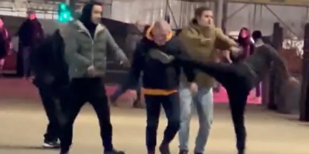 VIDEO: pie "Origo" uzbrucēji ar kājām spārda vīrieti