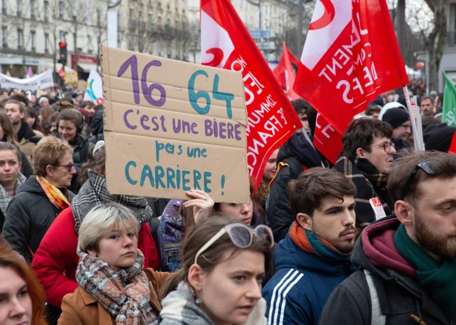 Francijas valdība piedāvā mīkstināt iecerēto pensiju reformu