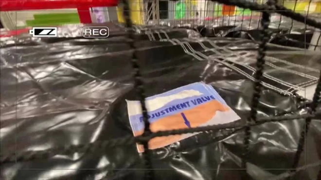 Латвиец жалуется, что в детском парке развлечений слишком много русского языка и символики России. (Фото: скриншот видео TV3)