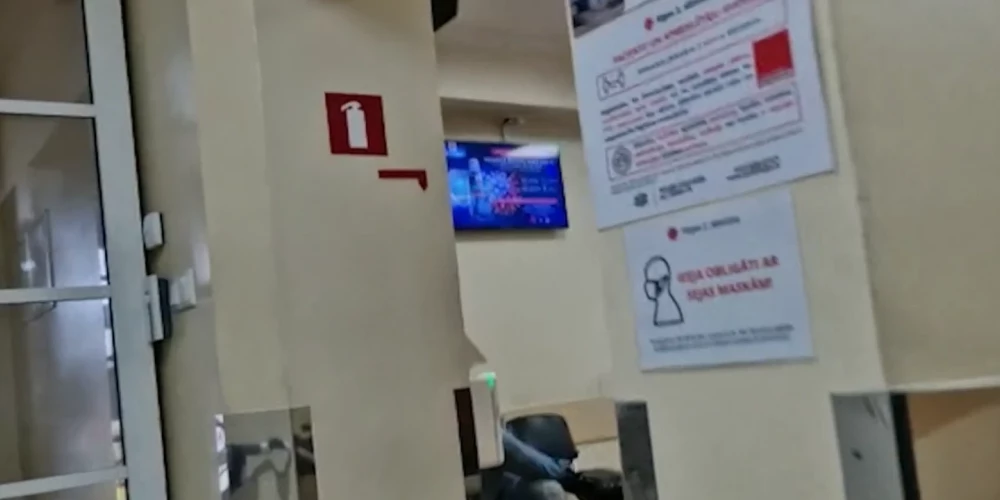 Pacientiem slimnīcā uz monitoriem reklamē absurdu "brīnumlīdzekli" pret vīrusiem