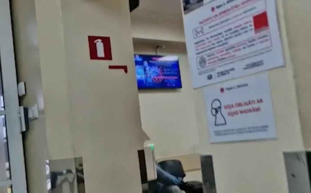 Pacientiem slimnīcā uz monitoriem reklamē absurdu 