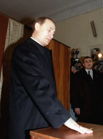 Toreizējais Krievijas premjerministrs Vladimirs Putins Valsts domes vēlēšanu laikā Maskavā. 1999. gada 19. decembris.