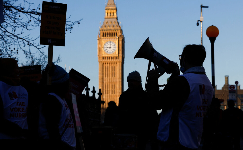 Lielbritānijā streiko medmāsas un neatliekamās palīdzības darbinieki