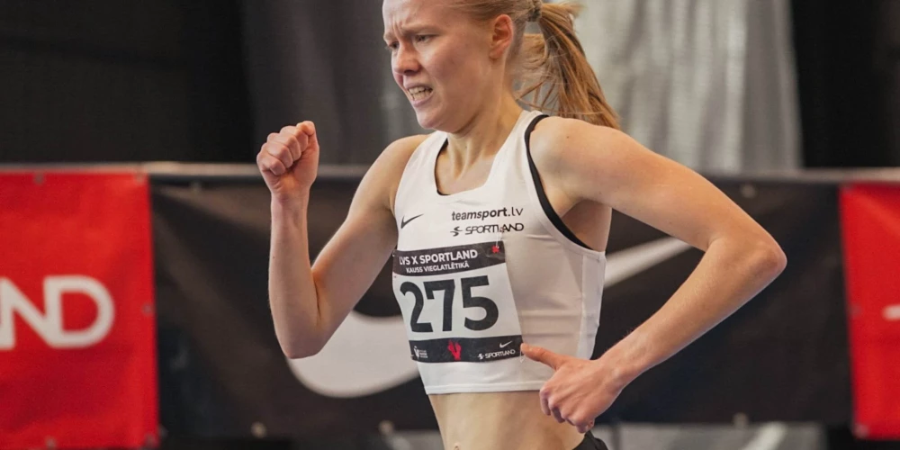 Agate Caune labo Latvijas junioru rekordu 1500 metru skrējienā telpās