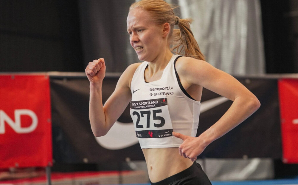 Agate Caune labo Latvijas junioru rekordu 1500 metru skrējienā telpās
