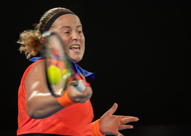 Ostapenko trīs setu cīņā sasniedz Abū Dabī "WTA 500" turnīra otro kārtu
