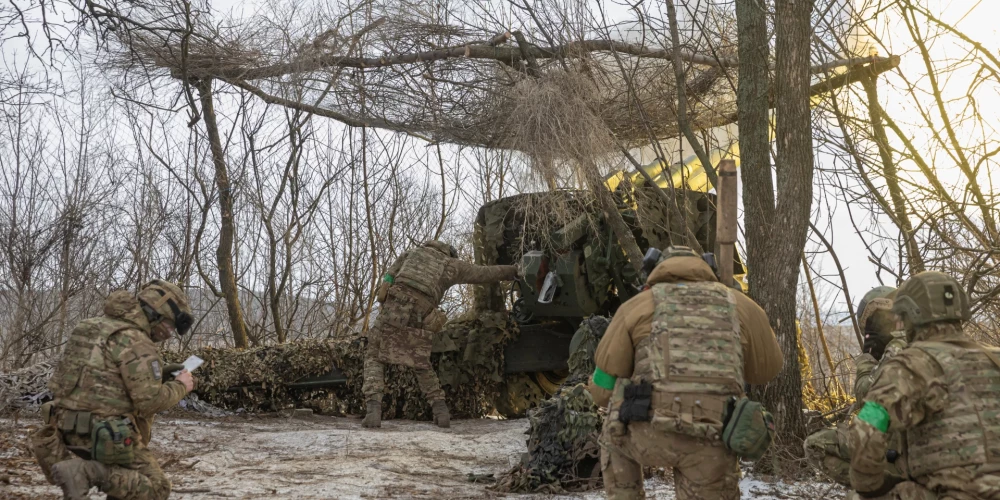 Krievu karaspēks mainījis taktiku pie Bahmutas, tomēr Ukrainas karavīriem izdodas noturēt pozīcijas