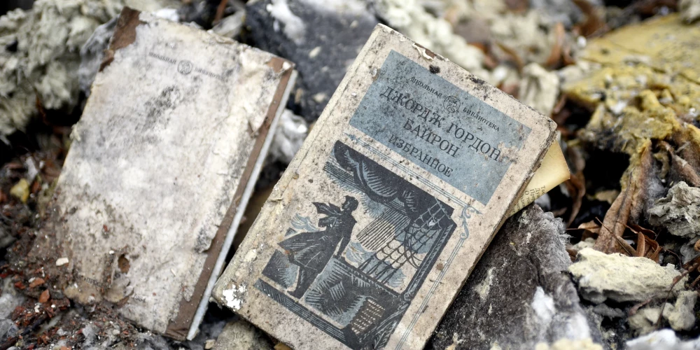 Krievi okupētajās Ukrainas teritorijās dedzina ukraiņu grāmatas