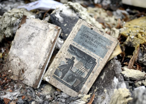 Krievi okupētajās Ukrainas teritorijās dedzina ukraiņu grāmatas