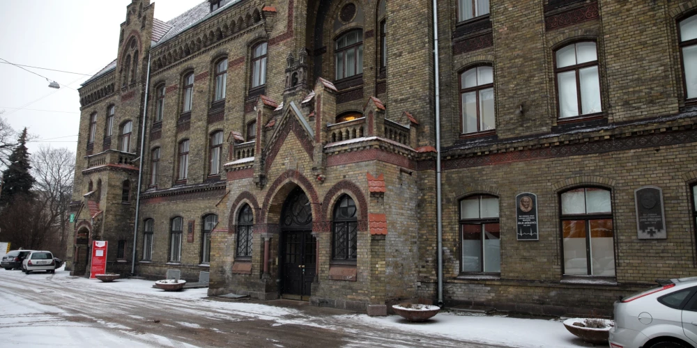 Rīgas 1. slimnīca ir Latvijas ārstniecības iestāde, kas atrodas Rīgas centra rajonā. Kopš 2010. gada slimnīca piedāvā plaša profila diagnostikos izmeklējumus, ambulatoru un plānveida stacionāra ārstēšanu, kā arī rehabilitāciju. Slimnīca ir Rīgas pilsētas pašvaldības izveidota kapitālsabiedrība un visas SIA „Rīgas 1. slimnīca” kapitāla daļas pieder Rīgas pilsētas pašvaldībai.
