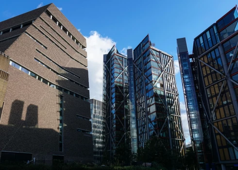 Музей Tate Modern (слева) и люксовые аппартаменты Neo Bankside