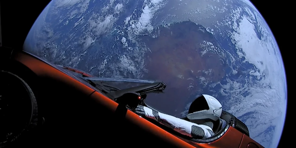"SpaceX" pirms pieciem gadiem kosmosā palaida "Tesla" sporta automašīnu. Kur tā ir tagad?