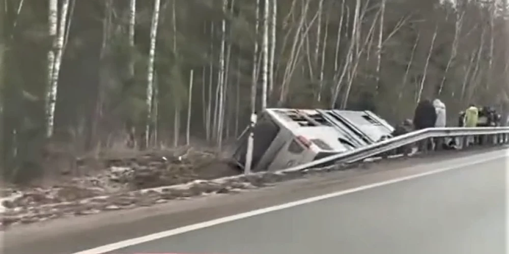 Dobeles novadā šorīt grāvī iebraucis autobuss