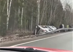 Dobeles novadā šorīt grāvī iebraucis autobuss