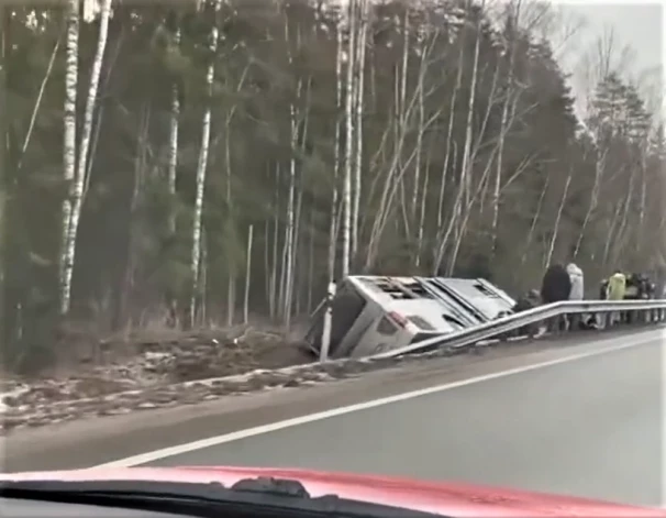 Dobeles novadā šorīt grāvī iebraucis autobuss