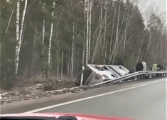 В Добельском крае сегодня утром в кювет съехал автобус. (Фото: Instagram / @sadursme)