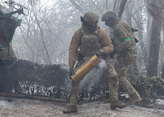 Ukrainas bruņoto spēku 3. atsevišķās uzbrukumu brigādes (Azovas vienības) dalībnieki izšauj 152 mm haubices 2A65 Msta-B, Krievijas uzbrukuma Ukrainai laikā, netālu no Bahmutas, Doneckas reģionā, Ukrainā, 2023. gada 6. februārī.