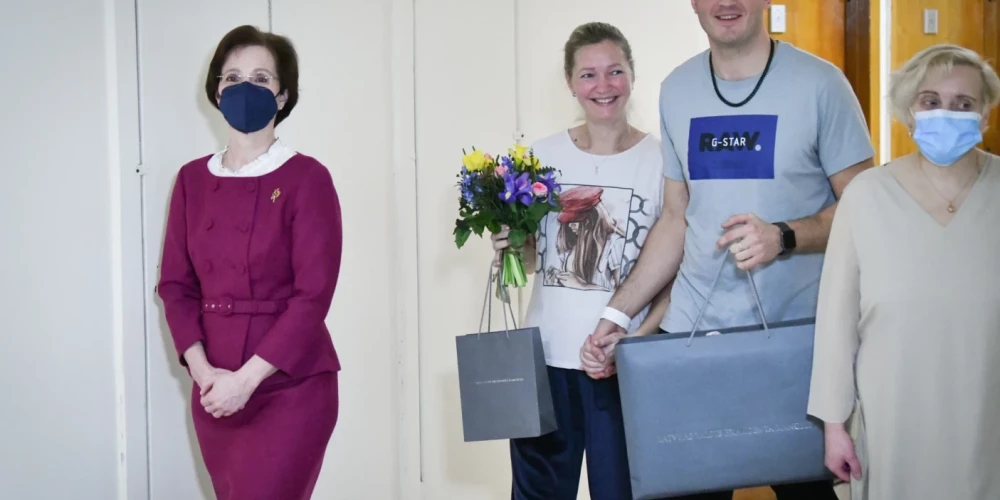 Otrdien, 31. janvārī, labklājības ministre Evika Siliņa apmeklēja Rīgas Dzemdību namu, lai sveiktu Dinas un Jāņa ģimeni no Stopiņu pagasta, sagaidot trīnīšus – Emīlu, Annu un Miku. Šogad šī ir pirmā ģimene, kurā piedzimuši trīnīši.