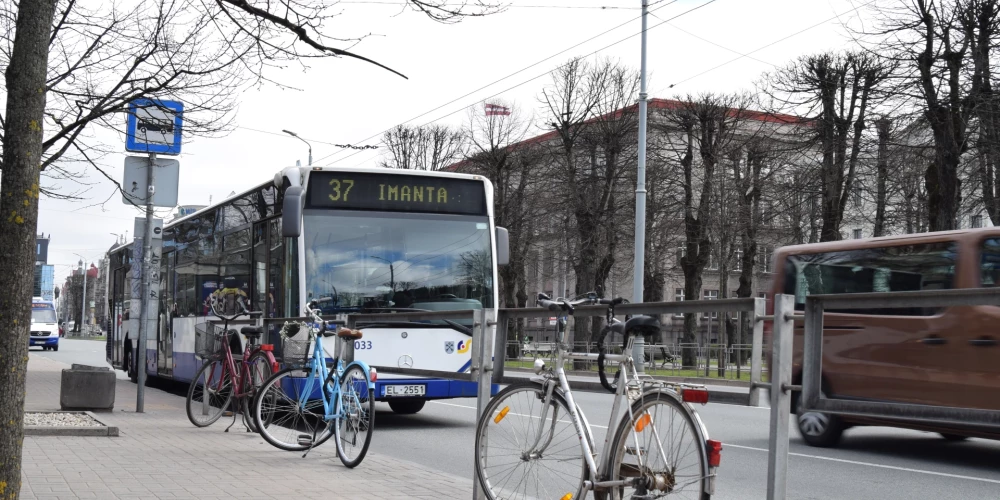 Velosipēdi un sabiedriskā transporta pieturvieta Brīvības bulvārī.