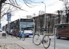 Velosipēdi un sabiedriskā transporta pieturvieta Brīvības bulvārī.