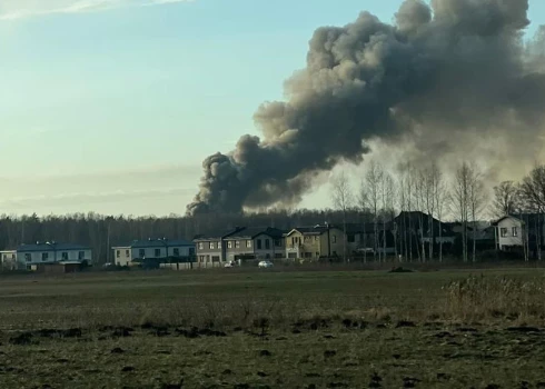 Mārupē melniem dūmiem deg dronu ražotne; veselības draudu dēļ iedzīvotāji aicināti aizvērt logus