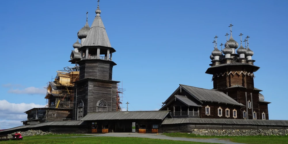 Petrozavodska ir Karēlijas Republikas galvaspilsēta Krievijas Federācijā. Petrozavodska atrodas Oņegas ezera rietumu krastā, gar to izstiepjoties 21,7 km garumā. Tā atrodas 415 km attālumā uz ziemeļaustrumiem no Sanktpēterburgas, 718 km uz ziemeļaustrumiem no Helsinkiem un 925 km uz ziemeļiem no Maskavas.