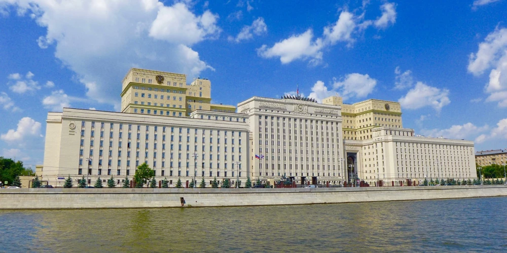 Krievijas Federācijas Aizsardzības ministrija ir Krievijas bruņojuma pārvalde. Krievijas prezidents ir Krievijas Federācijas bruņoto spēku virspavēlnieks un vada ministrijas darbību. Aizsardzības ministrs īsteno ikdienas administratīvo un operatīvo varu pār bruņotajiem spēkiem. Bruņoto spēku ģenerālštābs izpilda prezidenta un aizsardzības ministra norādījumus un pavēles.