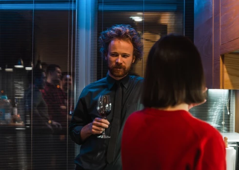 Izrādās, sievietēm daudz vairāk interesē tādi vīrieši, kuriem patīk būt uzmanības centrā un lielīties, nekā vienkārši un atturīgi puiši.