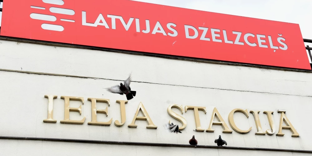 "Latvijas dzelzceļš" izkārtne pie ieejas stacijā.