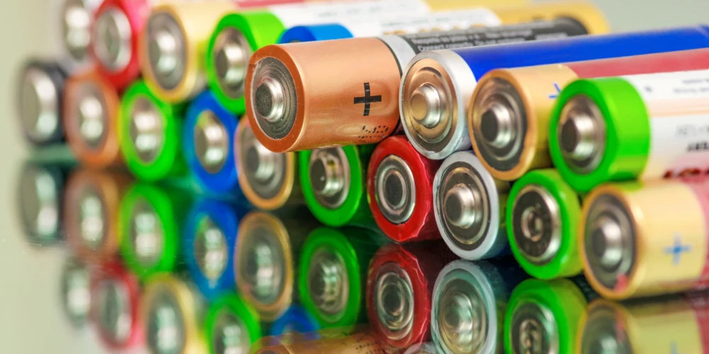 Baterija - īsta indes krātuve! Kas notiek, kad to nevērīgi izmet atkritumu tvertnē?