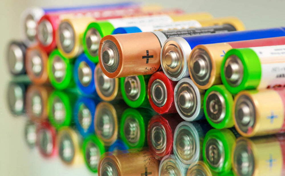 Baterija - īsta indes krātuve! Kas notiek, kad to nevērīgi izmet atkritumu tvertnē?