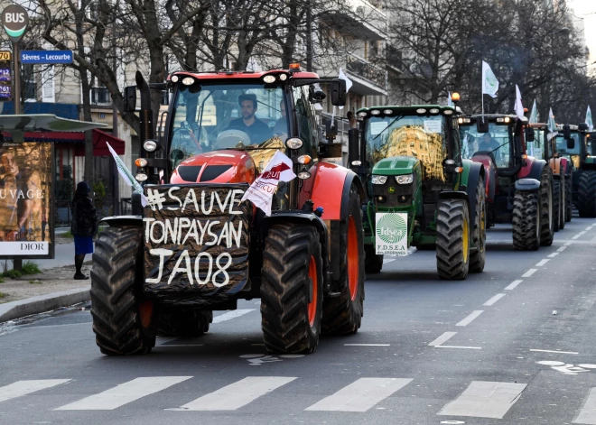 Franču zemkopji ar traktoriem ierodas Parīzē