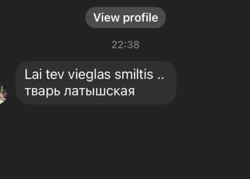 „Ceru, ka Putins arī Latviju sabombardēs. [...] Tu taču neesi cilvēks, tu esi tārps, tu esi pret pieminekli, kaut tu un tavi bērni nosprāgtu,” ar šādiem vēstījumiem "Facebook" pie cilvēkiem, kuri tur atļāvās kritizēt Krieviju un PSRS pieminekļu nojaukšanu ilgākā laika posmā vērsās kāds profils.