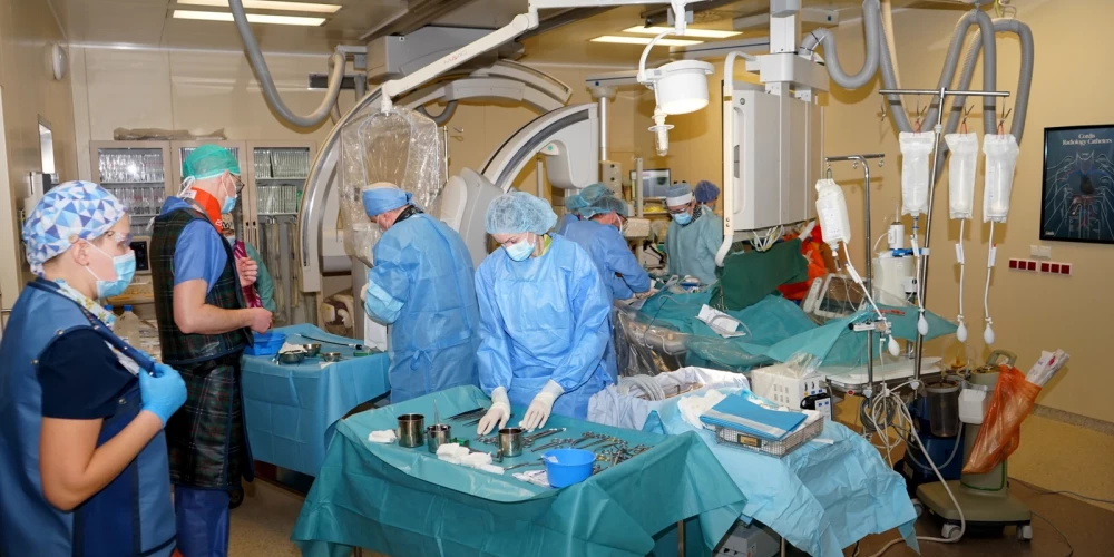 Austrumu slimnīcā vairākiem gados jauniem pacientiem veiktas ļoti sarežģītas un unikālas operācijas