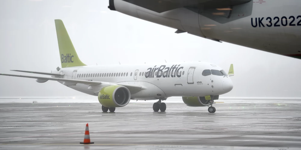 Latvijas nacionālās lidsabiedrības "airBaltic" lidmašīna starptautiskajā lidostā "Rīga".