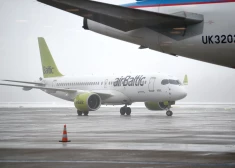 Latvijas nacionālās lidsabiedrības "airBaltic" lidmašīna starptautiskajā lidostā "Rīga".