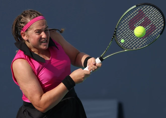 Ostapenko nepārvar Abū Dabī "WTA 500" turnīra otro kārtu