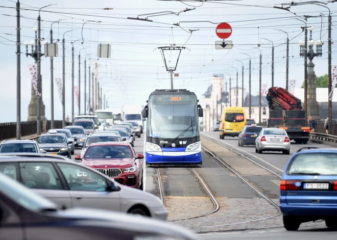 Sāks pārbūvēt tramvaja sliedes 11. novembra krastmalā