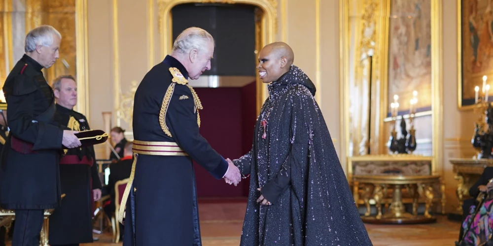 Britu roka zvaigzne "Skin" ekscentriskā tērpā saņem Britu Impērijas ordeni