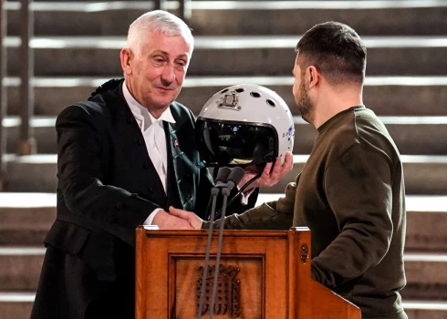 Zelenskis Lielbritānijai atdāvinājis veiksmīgākā ukraiņu pilota ķiveri