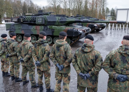 Vācijas armija pie "Leopard 2" tankiem 2023. gada 3. februārī Bavārijā.