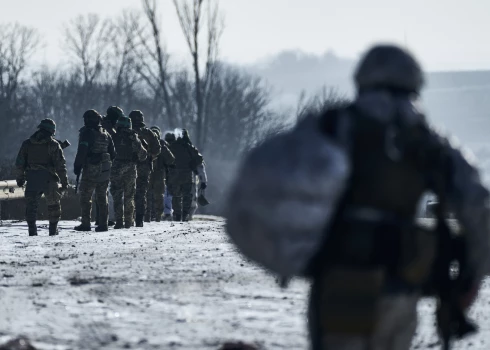 Ukrainas karavīri dodas savās pozīcijās frontes līnijā tuvu Bahmutai, Doneckas reģionā. 2023. gada 8. februrāris.