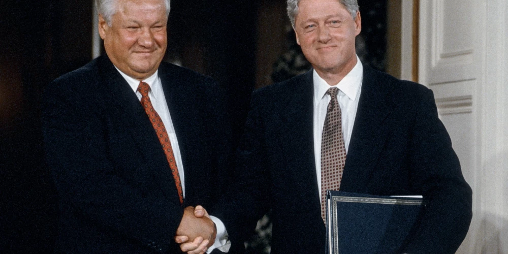 Kādreizējais Krievijas prezidents Boriss Jeļcins un kādreizējais ASV prezidents Bils Klintons 1994. gada 28. septembrī Baltajā namā paraksta likumprojektu "Partnerattiecības ekonomiskajam progresam" Vašingtonā.