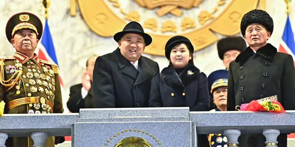 Ziemeļkorejas līderis plašu militāro parādi pieņem kopā ar meitu