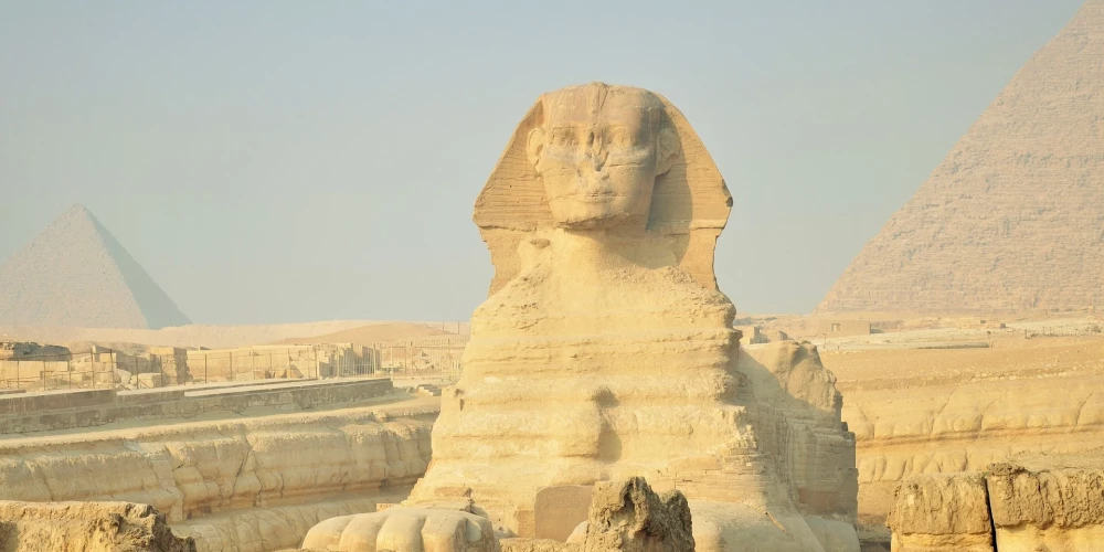 Senā Ēģipte, pašnosaukums Kemeta, bija sena civilizācija, kas pastāvēja Āfrikas ziemeļaustrumos pie Nīlas upes. Par civilizācijas sākumu tiek uzskatīts 3150. gads p.m.ē., kad par valdnieku kļuva pirmais faraons, un šī civilizācija pastāvēja nākamos trīs tūkstošus gadu. Faraonu laikmets beidzās 31. gadā p.m.ē., kad Romas impērija iekaroja Ēģipti un tā kļuva par Romas provinci.Mūsdienās šajā teritorijā atrodas Ēģiptes valsts.