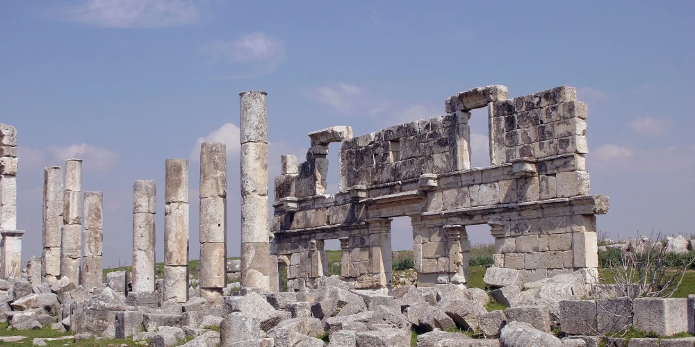 Austrumromas impērija jeb Bizantija, saukta arī par Bizantijas impēriju, bija nosaukums tai Romas impērijas daļai, kas tās austrumu daļā pastāvēja līdz 1453. gadam. Tās galvaspilsēta bija Konstantinopole. Galvenā valoda bija grieķu valoda, lai gan bija izplatītas arī latīņu, koptu, armēņu un citas šī reģiona valodas.