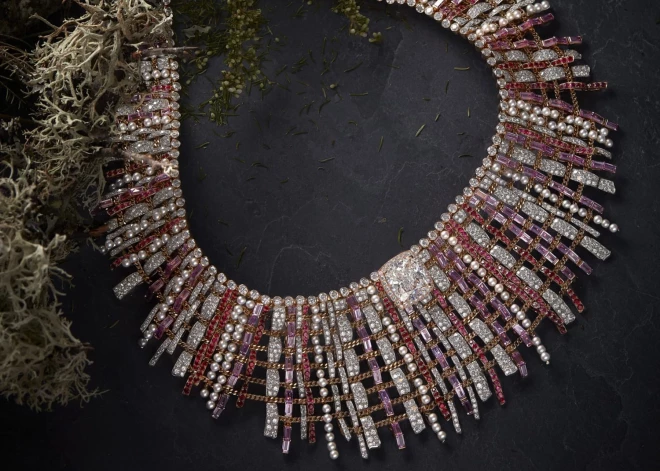 Дом Сhanel создал “твидовое” колье из сапфиров и бриллиантов